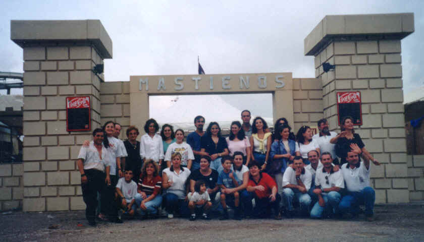 Los mastienos en la portada del campamento 