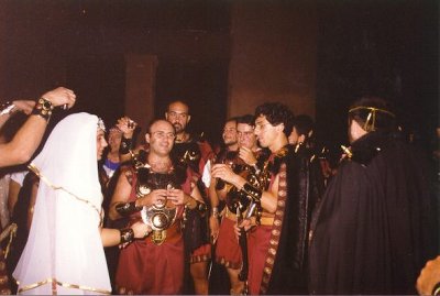 Los guerreros tomando la p&oacute;cima de manos de la Sacerdotisa 